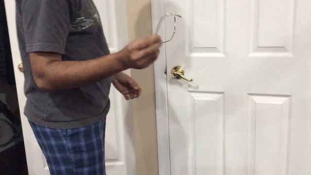 How to open a door lock with wire
